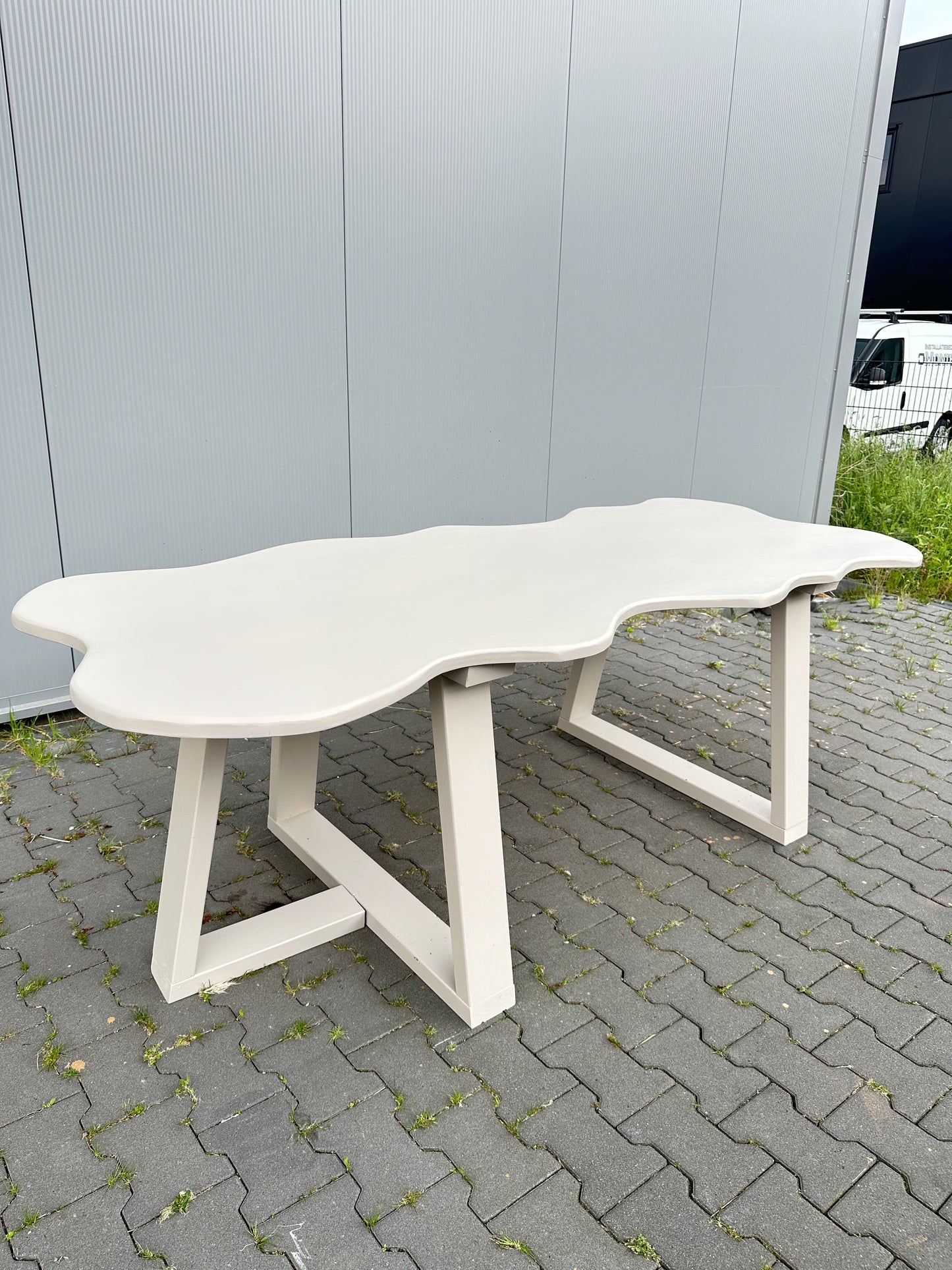 ORGANISCHE EETTAFEL | BEIGE | BETONLOOK | GOLVEND | JAPANDI