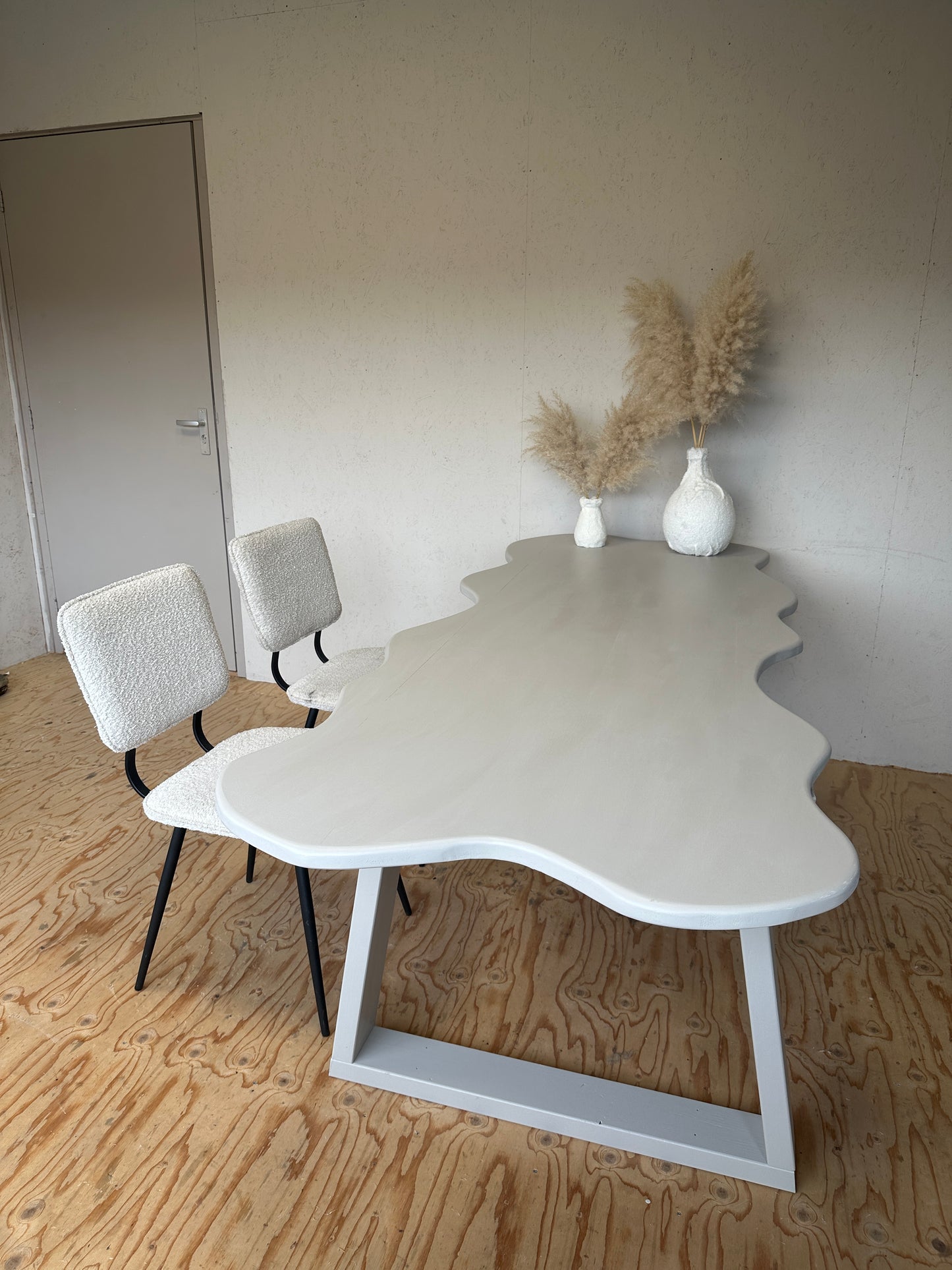 ORGANISCHE EETTAFEL | BEIGE | BETONLOOK | GOLVEND | JAPANDI