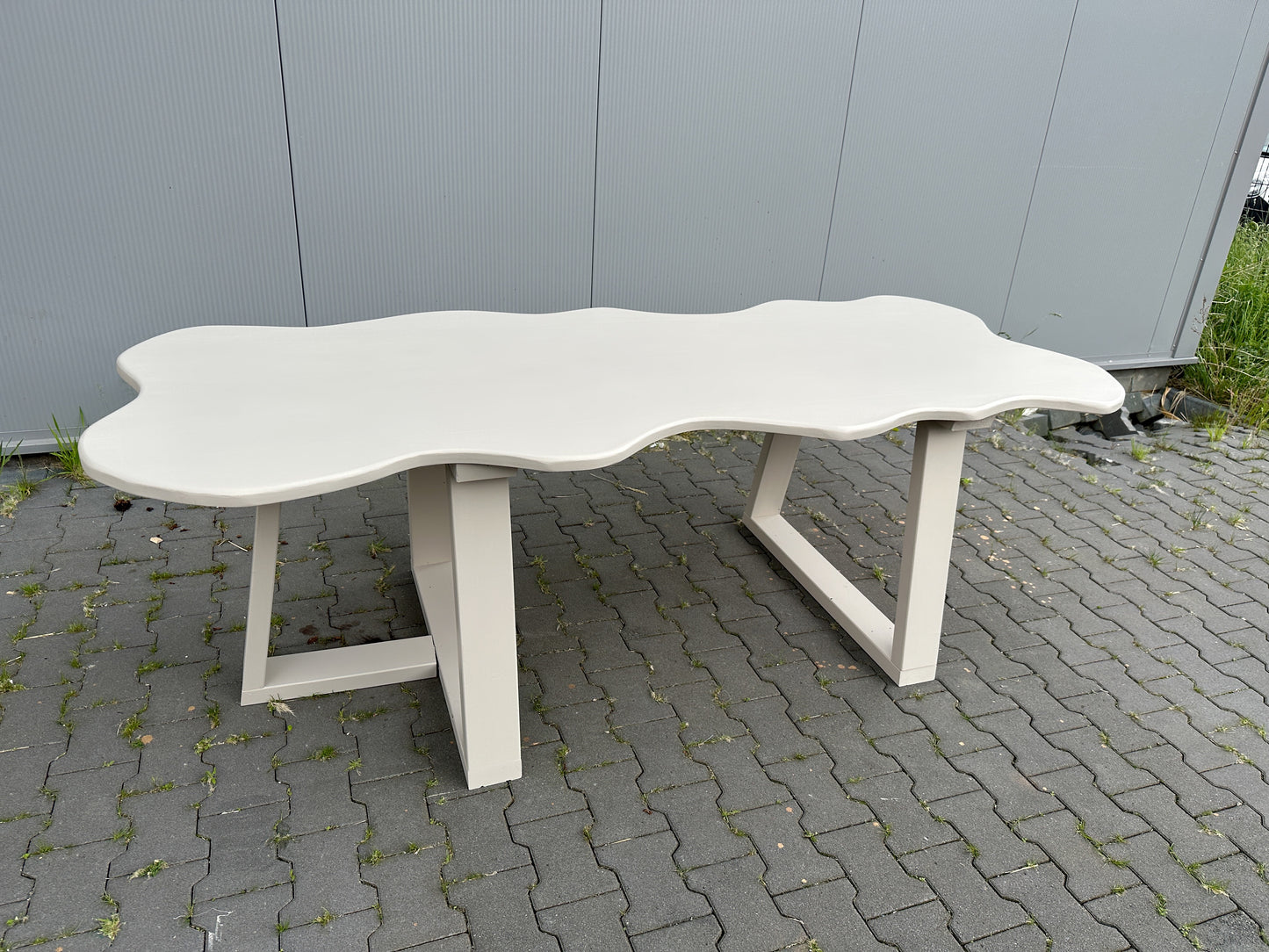 ORGANISCHE EETTAFEL | BEIGE | BETONLOOK | GOLVEND | JAPANDI